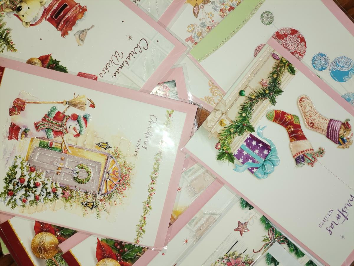 От теб подаръка от нас картичката