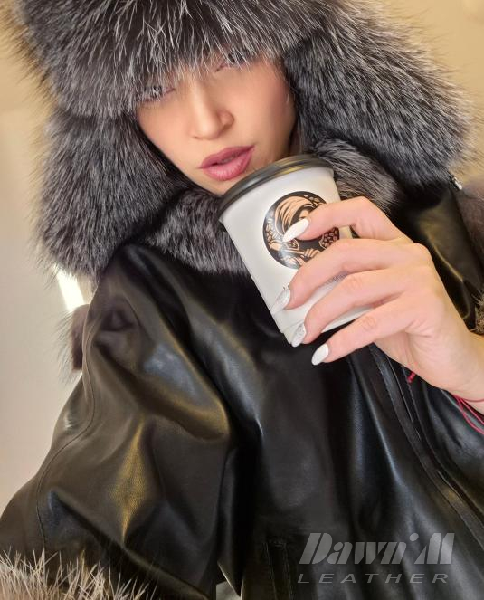 Дамска кожена шапка със сребърна лисица