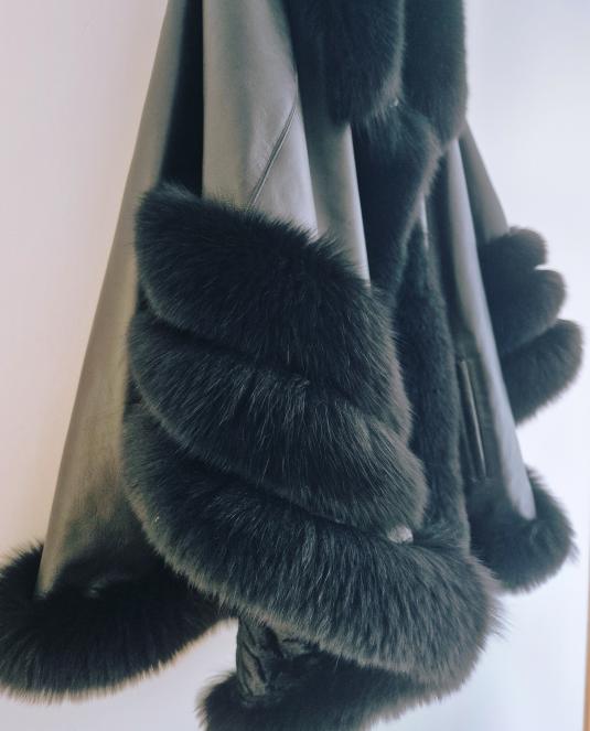 Луксозно кожено пончо Foxy Elegance - 13